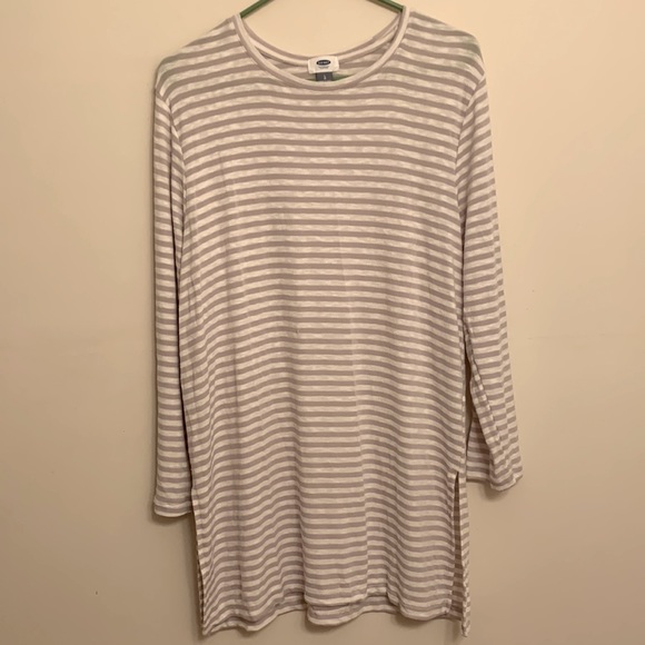 Old Navy Long Top with side slits - Picture 1 of 8